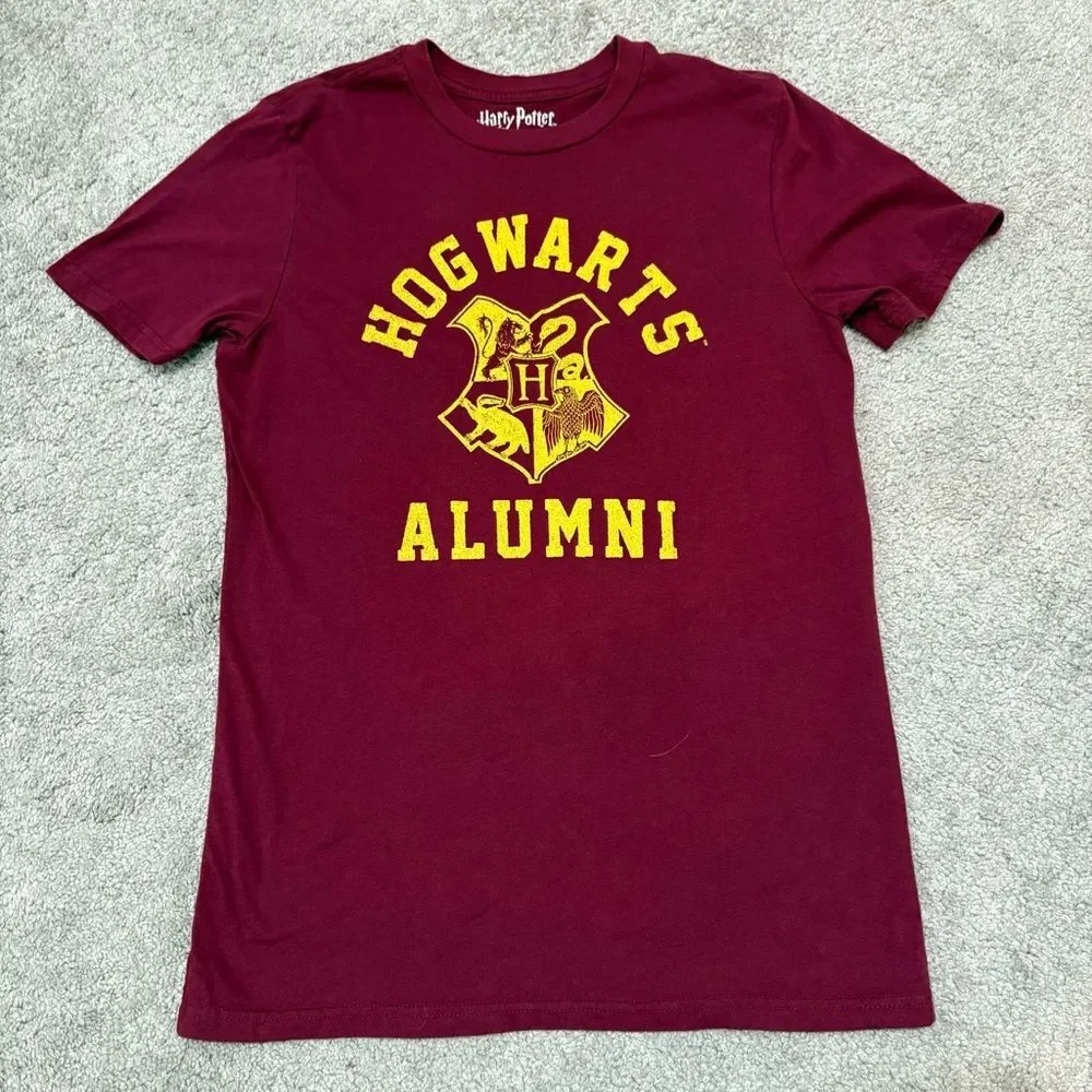Harry Potter Hogwarts Alumni Tee Tshirt Size M Maroon Burgundy Gryffindor